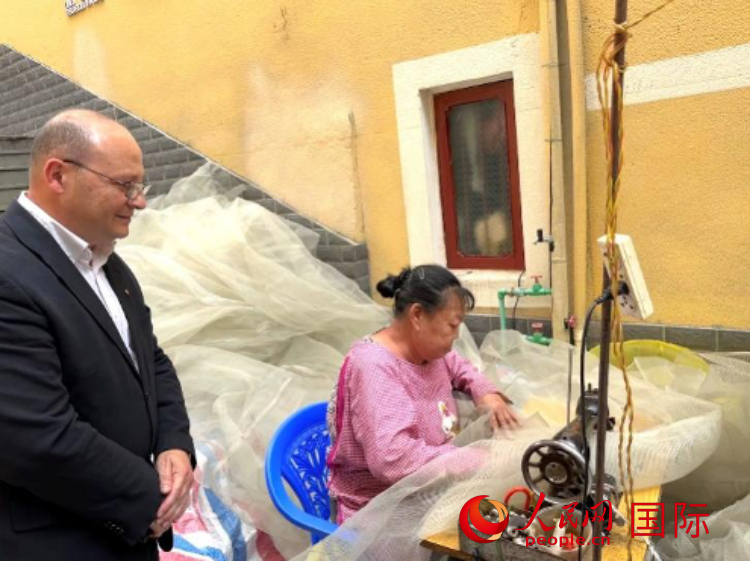 馬耳他瑪格麗特中學“中國角”教師馬丁·阿佐帕迪在福建省寧德市下歧村參觀。人民網記者 周雨攝