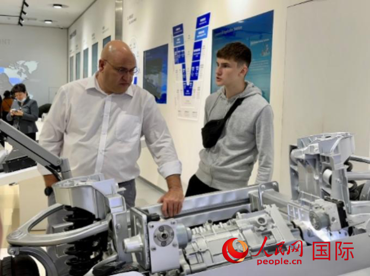 馬耳他瑪格麗特中學“中國角”的學生父親誒特伯特·斯肯布里參觀福建省寧德市寧德時代新能源科技股份有限公司。 人民網記者 周雨攝