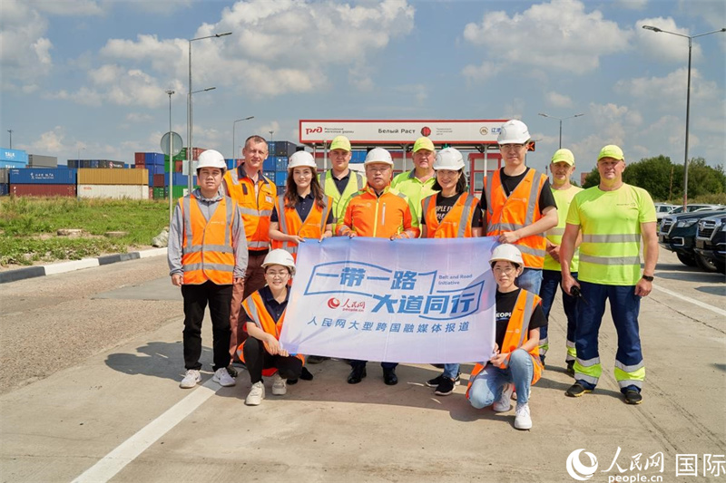 人民網(wǎng)記者在莫斯科別雷拉斯特物流中心采訪(fǎng)。