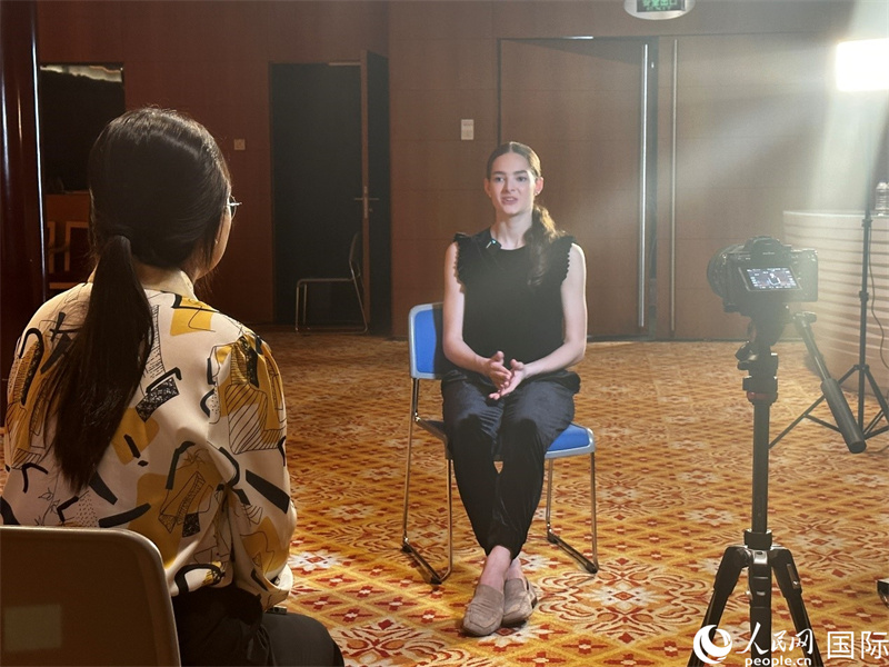 莫斯科大劇院芭蕾舞團(tuán)首席舞者埃莉奧諾拉·塞弗納德接受人民網(wǎng)記者專(zhuān)訪(fǎng)。人民網(wǎng)記者 申佳平攝