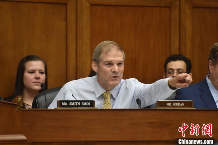 當(dāng)?shù)貢r間10月13日，美國國會眾議院共和黨人就議長候選人再次進(jìn)行黨內(nèi)投票，眾議院司法委員會主席吉姆·喬丹獲得黨內(nèi)提名。圖為喬丹今年9月在眾議院監(jiān)督和問責(zé)委員會聽證會上發(fā)言。 <a target='_blank' href='/'><p  align=