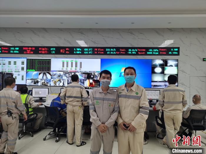 圖為張歡國(右)和青山項(xiàng)目中方負(fù)責(zé)人的控制室合影。 受訪者供圖