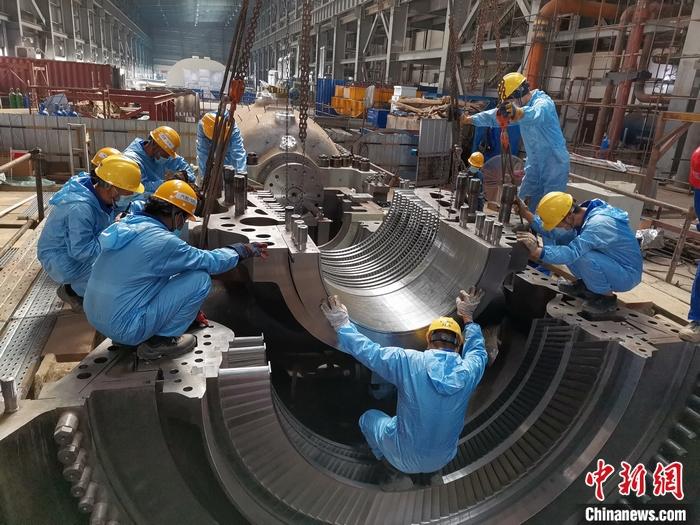 圖為青山緯達(dá)貝園區(qū)汽輪機(jī)機(jī)組在進(jìn)行現(xiàn)場安裝。 受訪者供圖