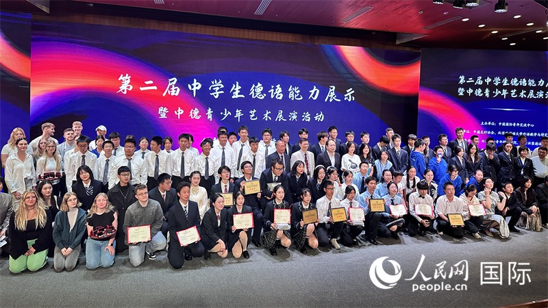 現(xiàn)場(chǎng)學(xué)生與嘉賓合影。（攝影：張麗鷗）