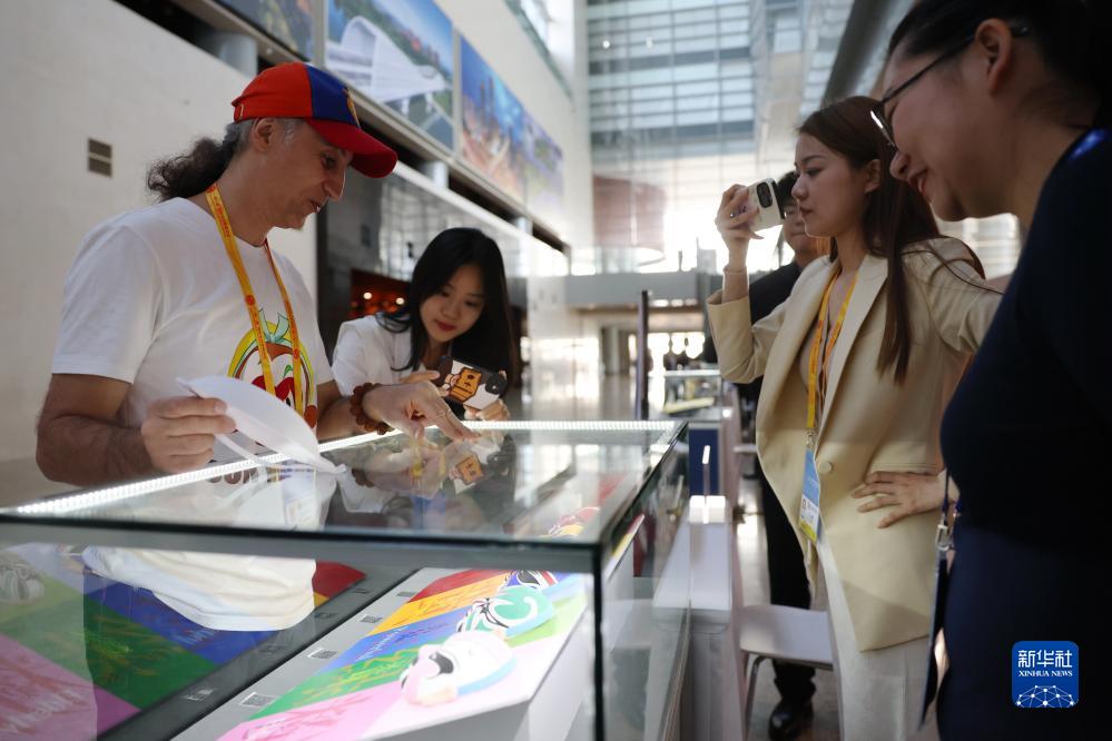 10月16日，參會記者在“一帶一路”國際合作高峰論壇新聞中心參觀展示的中國非物質(zhì)文化遺產(chǎn)展品。新華社記者 陳斌 攝