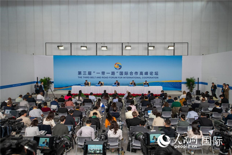 10月16日，第三屆“一帶一路”國際合作高峰論壇新聞中心在北京國家會議中心舉行首場吹風(fēng)會，邀請自然資源部國際合作司和相關(guān)單位負(fù)責(zé)人介紹有關(guān)情況，并回答記者提問。人民網(wǎng)記者 翁奇羽攝