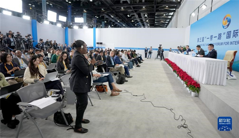 10月16日，第三屆“一帶一路”國際合作高峰論壇新聞中心在北京國家會議中心舉行首場吹風(fēng)會，邀請自然資源部國際合作司和相關(guān)單位負(fù)責(zé)人介紹有關(guān)情況，并回答記者提問。新華社記者 王毓國攝