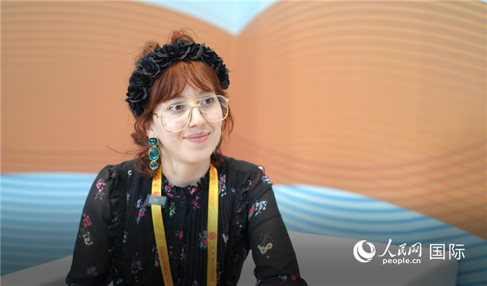 烏拉圭《共和國報》記者瓦倫蒂娜·加西亞接受人民網(wǎng)記者采訪。人民網(wǎng)記者 王天樂攝