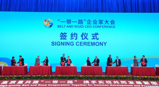 　　這是10月17日拍攝的簽約儀式現(xiàn)場。當日，“一帶一路”企業(yè)家大會在北京召開。（新華社記者王毓國攝）