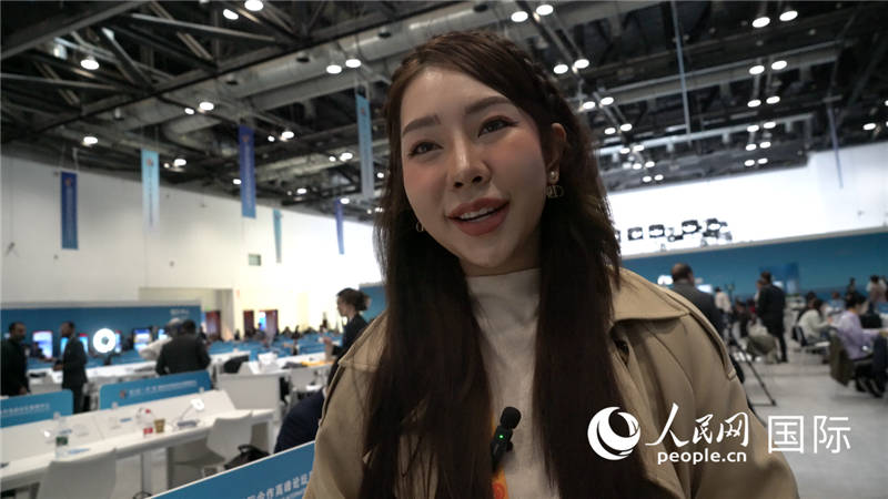 泰國TOPNEWS電視臺主播蓬薩婉?乍如潘（Phonsawan Jarupan）與記者交談。人民網(wǎng) 楊春燕攝