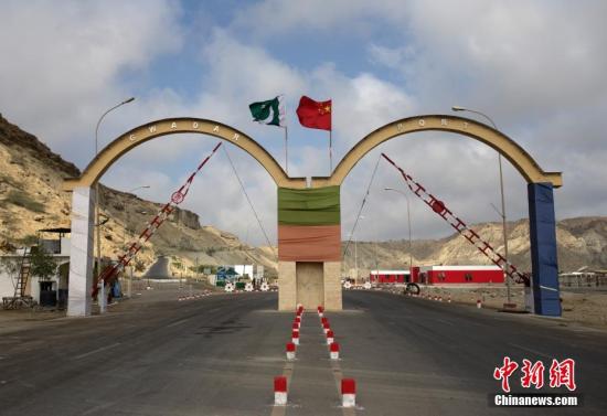 5月5日，瓜達(dá)爾港出入口的拱門。瓜達(dá)爾港是阿拉伯海沿岸的一座天然不凍良港，也是中巴經(jīng)濟走廊的南端起點。中國公司自2013年開始取得瓜達(dá)爾港的運營權(quán)，目前各項工作逐步展開。盡管自然條件差、物資匱乏，但瓜達(dá)爾卻有著重要的地理位置。瓜達(dá)爾是巴基斯坦通往波斯灣和阿拉伯海的大門，距離霍爾木茲海峽僅400公里。作為一帶一路有益補充的中巴經(jīng)濟走廊經(jīng)濟構(gòu)架的確立，使位于巴基斯坦最南端的瓜達(dá)爾港成為中巴經(jīng)濟走廊的一個重要出?？?。<a target='_blank' href='/'><p  align=