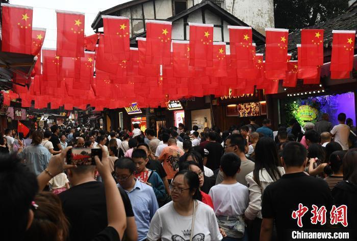 圖為重慶千年古鎮(zhèn)磁器口游人如織。<a target='_blank' href='/' ><p  align=