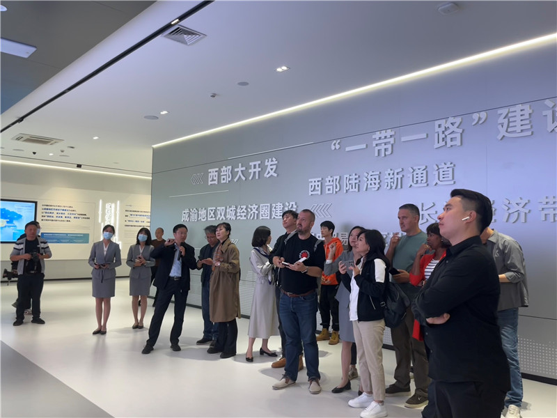 （成都國(guó)際鐵路港展廳，中外記者邊聽邊記，了解成都國(guó)際鐵路港運(yùn)行情況 趙橙涔攝