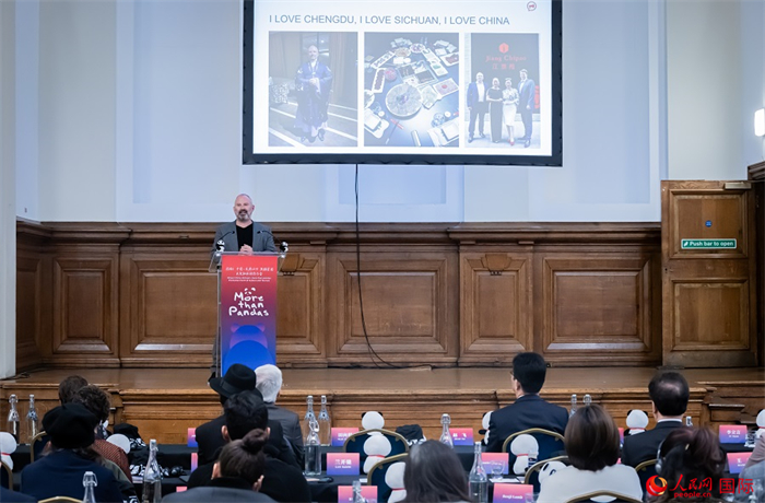 英國群英創(chuàng)意全球首席執(zhí)行官杰米·撒杰特在現(xiàn)場發(fā)言，分享如何進(jìn)一步提升四川旅游的國際影響力、吸引更多的英國游客。人民網(wǎng) 郭錦標(biāo)攝