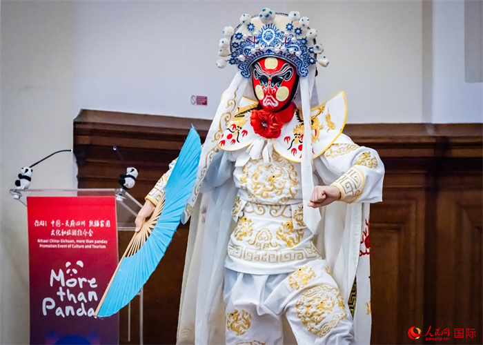 川劇絕活變臉表演。人民網(wǎng) 郭錦標(biāo)攝