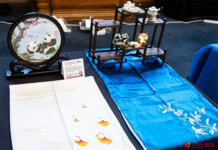 活動現(xiàn)場的現(xiàn)場文創(chuàng)展、互動體驗(yàn)區(qū)、非遺區(qū)展示。人民網(wǎng) 郭錦標(biāo)攝