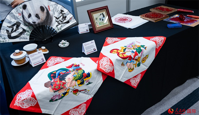 活動現(xiàn)場的現(xiàn)場文創(chuàng)展、互動體驗(yàn)區(qū)、非遺區(qū)展示。人民網(wǎng) 郭錦標(biāo)攝