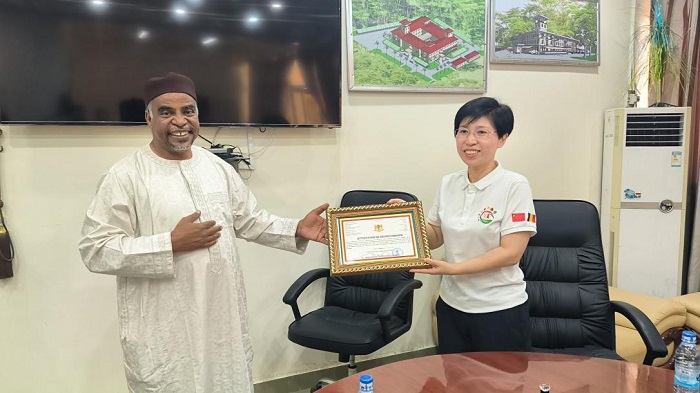 江西省衛(wèi)健委婦幼處處長(zhǎng)葉穎代表組派部門接受乍得衛(wèi)生部表彰。中國(guó)（江西）第18批援乍得醫(yī)療隊(duì)供圖