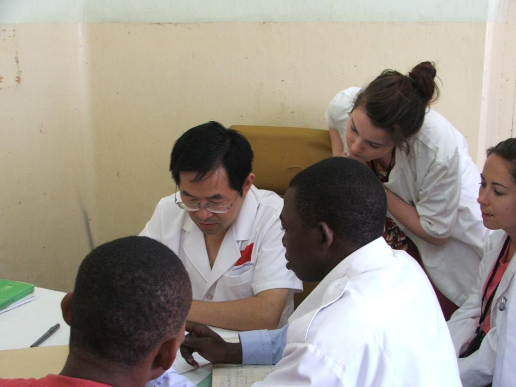 2011年7月22日，在坦桑尼亞桑給巴爾納茲莫加醫(yī)院外科門診，中國第24批援桑給巴爾醫(yī)療隊(duì)隊(duì)長盧建林為當(dāng)?shù)鼗颊咴\治并帶教實(shí)習(xí)生。新華社發(fā)（國家衛(wèi)生健康委供圖）