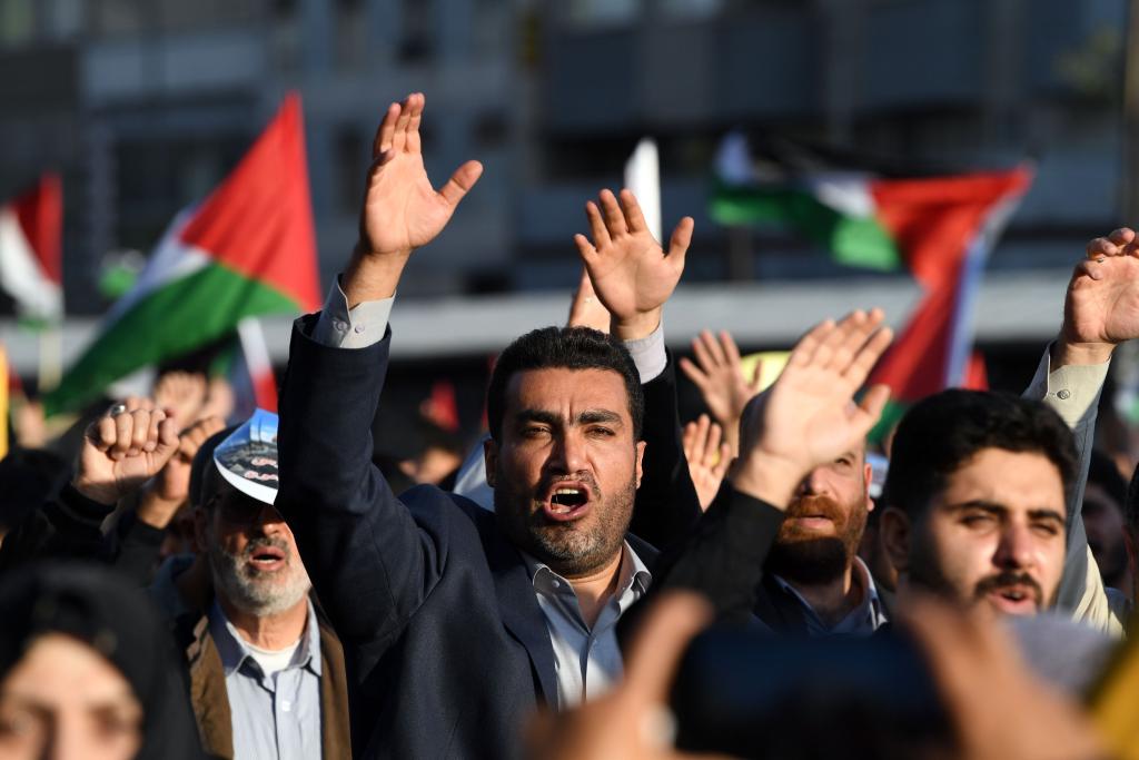 10月18日，人們?cè)谝晾实潞谔m舉行集會(huì)。當(dāng)日，突尼斯、土耳其、伊朗等多國(guó)民眾舉行集會(huì)，表達(dá)對(duì)巴勒斯坦人民的支持，并譴責(zé)針對(duì)加沙城醫(yī)院的襲擊。新華社記者 沙達(dá)提 攝