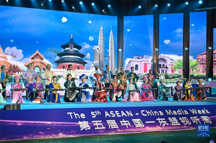 10月21日，在馬來(lái)西亞行政首都普特拉賈亞，演員在第五屆中國(guó)—東盟視聽(tīng)周開(kāi)幕活動(dòng)上表演。新華社記者 程一恒 攝