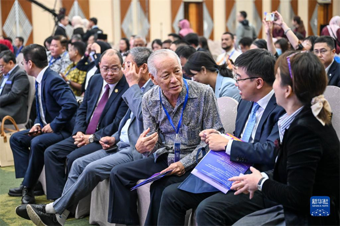 10月21日，在馬來(lái)西亞行政首都普特拉賈亞，嘉賓在第五屆中國(guó)—東盟視聽(tīng)周開(kāi)幕活動(dòng)上交談。新華社記者 程一恒 攝