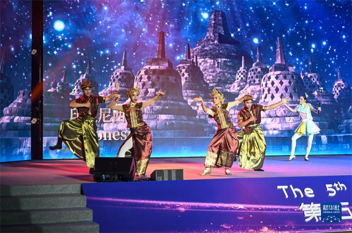 10月21日，在馬來(lái)西亞行政首都普特拉賈亞，演員在第五屆中國(guó)—東盟視聽(tīng)周開(kāi)幕活動(dòng)上表演。新華社記者 程一恒 攝