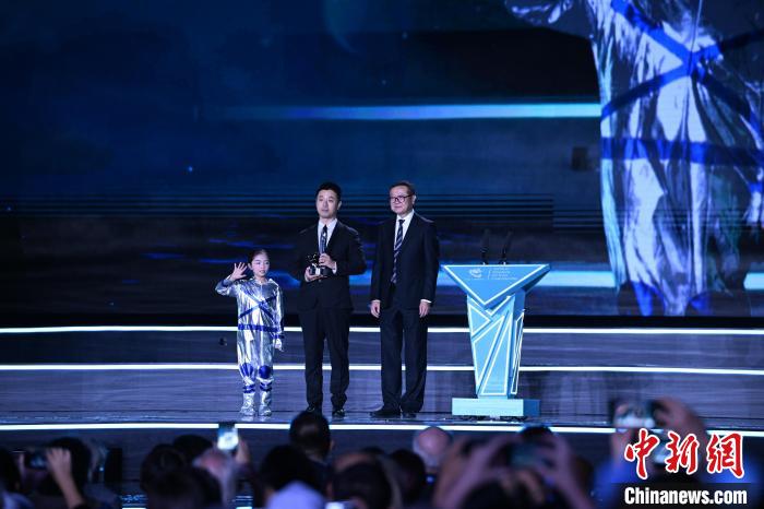 10月21日，2023雨果獎在成都揭曉。中國科幻作家海漄憑小說《時空畫師》獲2023雨果獎“最佳短中篇小說”。　圖片由第81屆世界科幻大會組委會提供