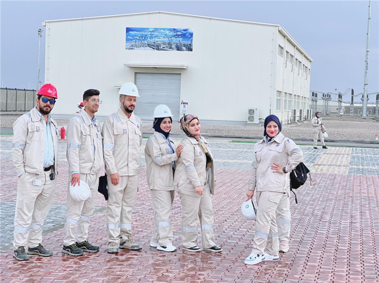 部分伊拉克員工合影。中國(guó)石油工程建設(shè)有限公司供圖