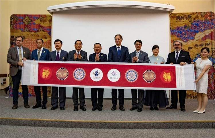 “絲路綺粲—中國絲綢藝術(shù)展”開幕式在匈牙利首都布達(dá)佩斯舉行。布達(dá)佩斯中國文化中心供圖