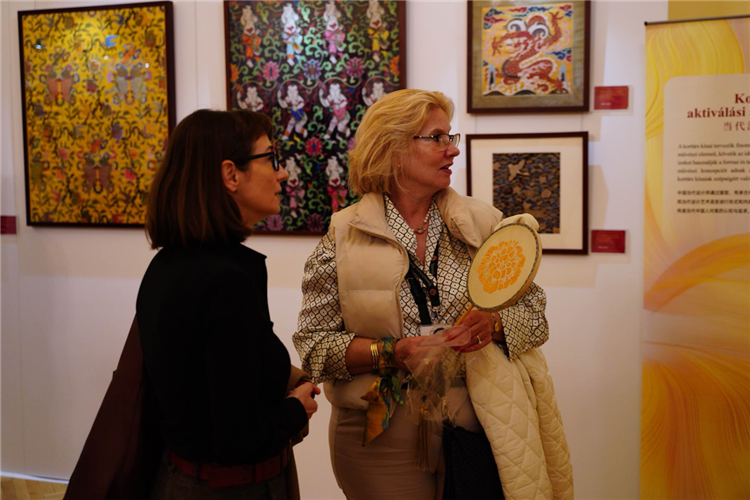 游客觀賞。布達(dá)佩斯中國文化中心供圖