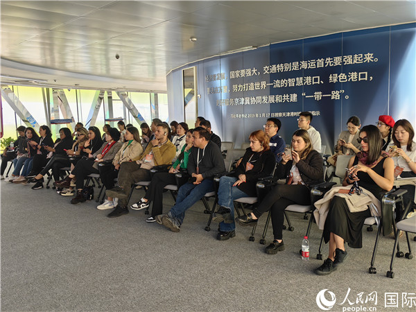 外媒記者探訪天津港北疆港區(qū)C段智能化集裝箱碼頭。人民網(wǎng)記者 符園園攝