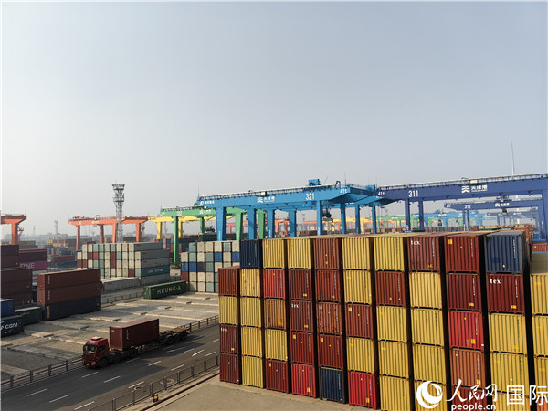 天津港北疆港區(qū)C段智能化集裝箱碼頭。人民網(wǎng)記者 符園園攝