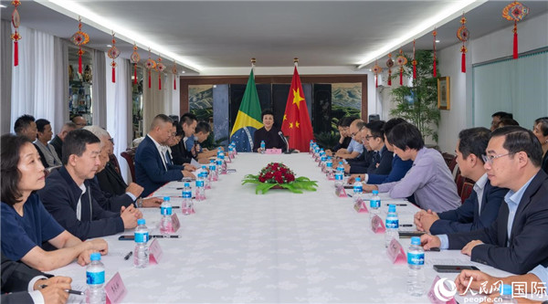 當?shù)貢r間10月23日，國務院僑務辦公室主任陳旭（中）在巴西里約熱內(nèi)盧出席國務院僑辦代表團與里約僑界座談會。  王天聰 攝