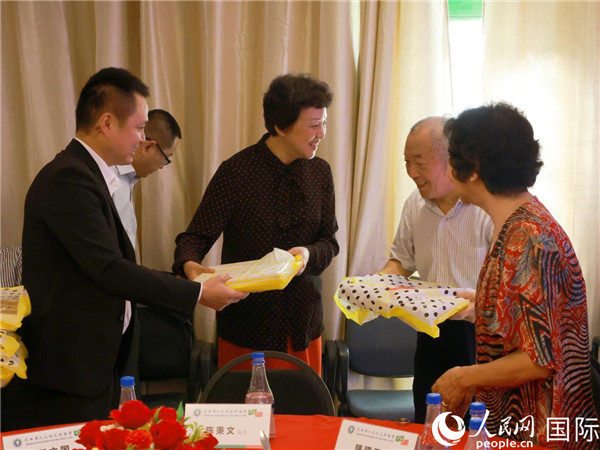 當?shù)貢r間10月23日，國務院僑務辦公室主任陳旭（中）在巴西華人文化交流協(xié)會會館出席里約僑界舉辦的重陽節(jié)敬老聯(lián)歡活動，并為里約僑界長者代表送上慰問品。  人民網(wǎng)記者 陳海琪攝