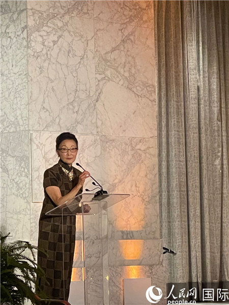 方李邦琴在頒獎(jiǎng)臺(tái)上。人民網(wǎng)記者 鄧圩攝