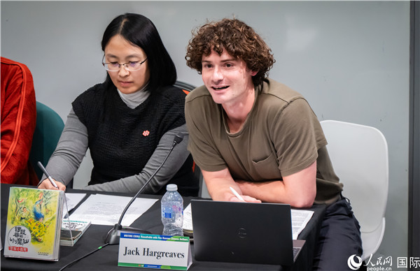 4、英國漢學(xué)家沈如風(fēng)對中國文學(xué)譯作的未來充滿期待。郭錦標(biāo)攝