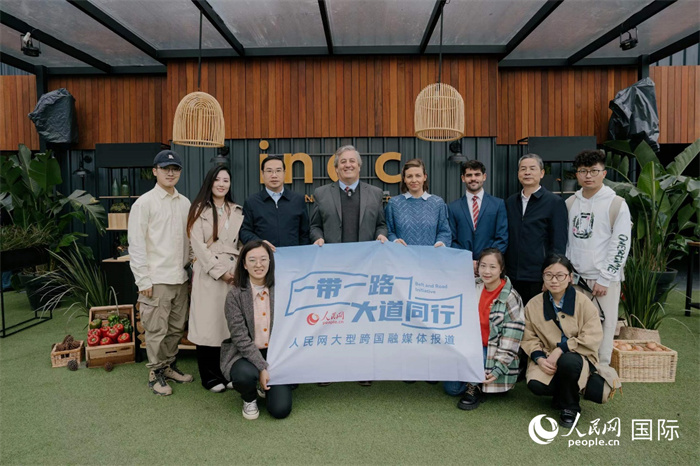 在烏拉圭第118屆普拉多牧農(nóng)業(yè)國際博覽會上，烏拉圭國家肉類協(xié)會主席與人民網(wǎng)記者合影。人民網(wǎng)記者 張若涵攝