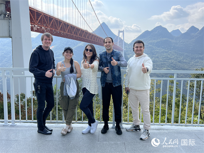 歐亞國(guó)家記者在壩陵河大橋下合影，并給大橋“點(diǎn)贊”。人民網(wǎng) 花放攝