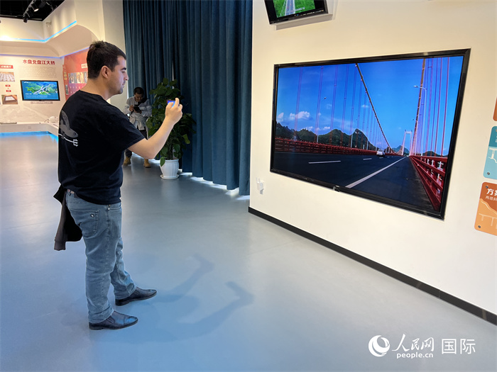 歐亞國(guó)家記者在橋梁博物館參觀。（人民網(wǎng) 花放攝）