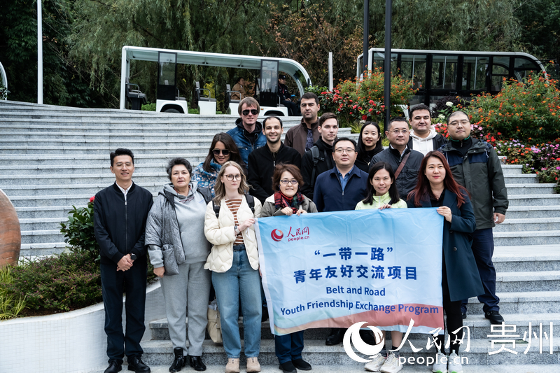 合影留念。人民網(wǎng) 陽茜攝