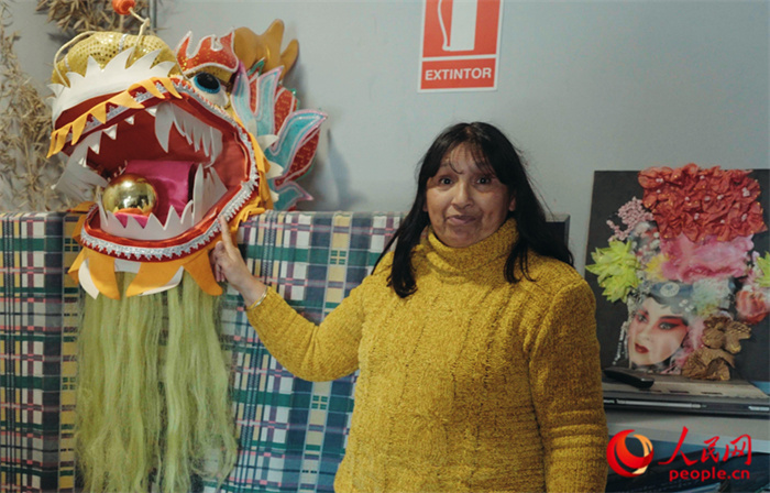 “熊貓閱覽室”一角。盧漢·梅洛為記者展示大使館贈送的龍頭。人民網(wǎng)記者 張若涵攝