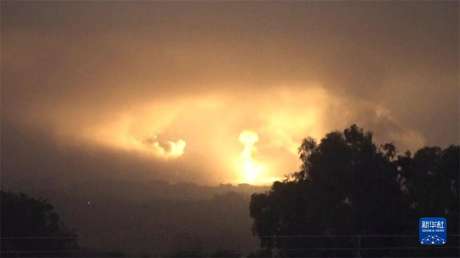 這張從以色列國防軍發(fā)布視頻中截取的圖片顯示，10月27日晚，以軍進入加沙地帶開展地面行動。新華社發(fā)