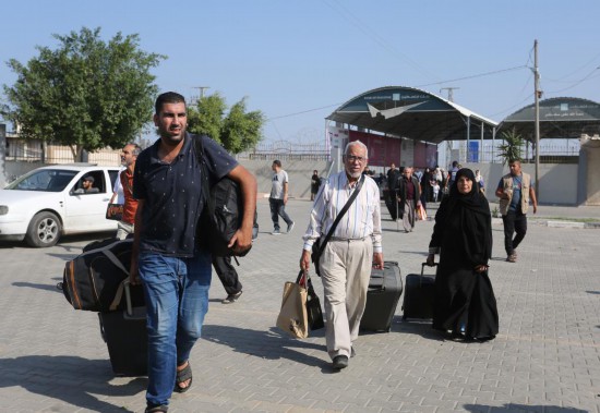   11月1日，人們?cè)诶诎都由骋粋?cè)準(zhǔn)備前往埃及。新華社發(fā)（哈立德·奧馬爾攝）