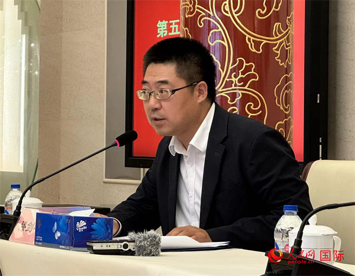 10月31日，歐美同學會副秘書長滕劍峰在第五屆中法文化論壇媒體吹風會上講話。（人民網(wǎng) 謝瑩攝）