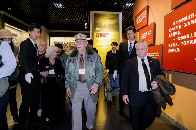 2023年10月30日，美國飛虎隊(duì)老兵梅爾·麥克馬倫一行參訪中國人民抗日戰(zhàn)爭紀(jì)念館。中國人民對外友好協(xié)會供圖