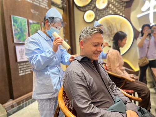   （外媒記者體驗(yàn)艾灸。中國經(jīng)濟(jì)周刊記者 郭志強(qiáng) 攝）