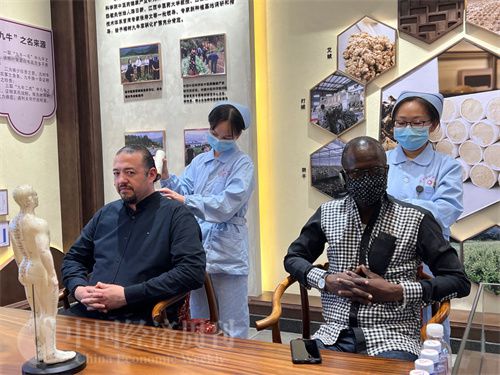   （外媒記者爭先恐后體驗(yàn)艾灸，直呼神奇。中國經(jīng)濟(jì)周刊記者 郭志強(qiáng) 攝）