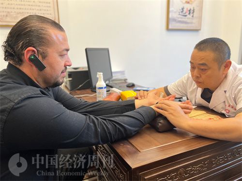   （外媒記者走進(jìn)中醫(yī)堂，問診中醫(yī)名師。中國經(jīng)濟(jì)周刊記者 郭志強(qiáng)攝）
