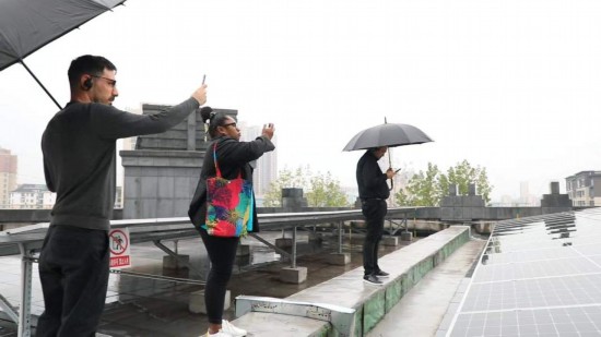   2023“一帶一路”媒體合作論壇聯合采訪團參觀國家電投江西公司分宜電廠光伏矩陣。（本報記者 周歡攝）